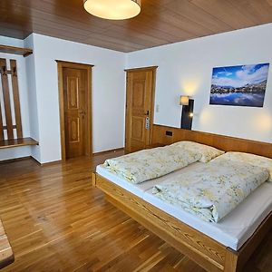 Zimmer mit Kingsize-Bett